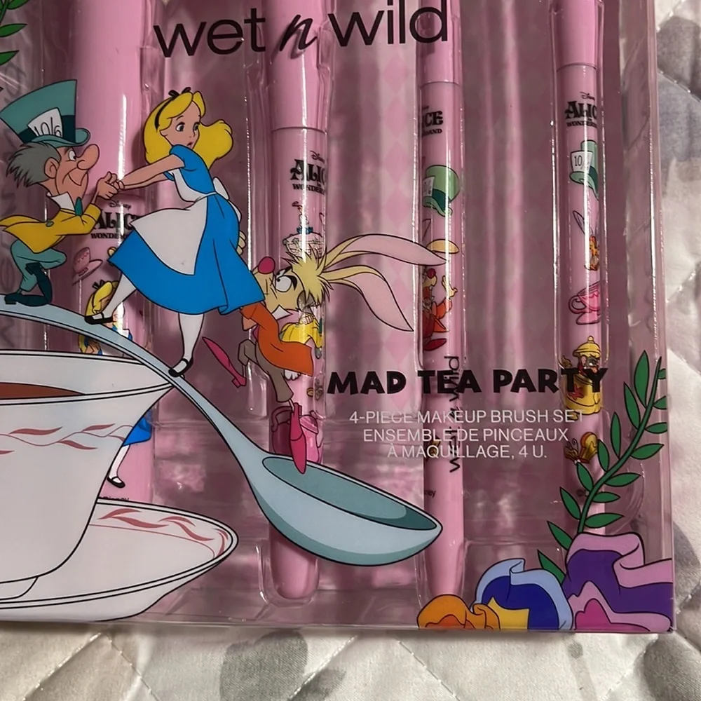 New Wet N Wild Alice in Wonderland brush set